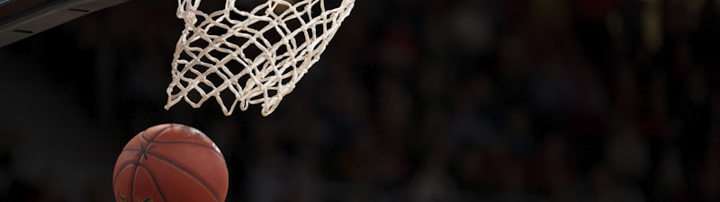 NBA篮球比赛现场 - 球员扣篮瞬间